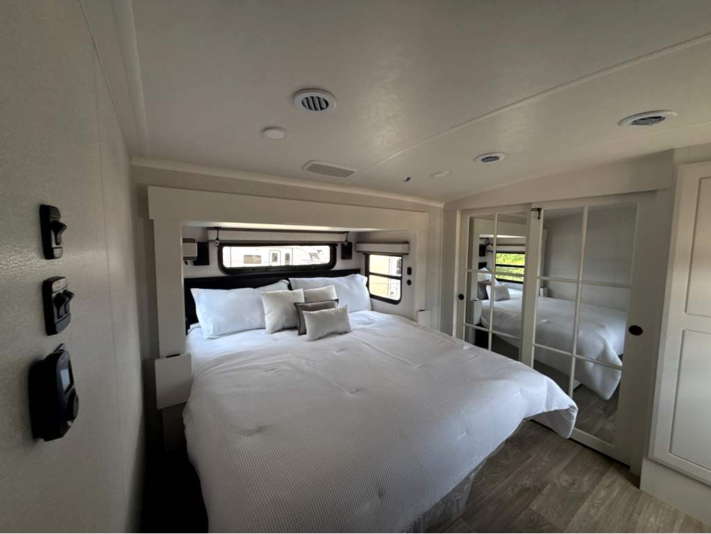 2027 JAYCO PINNACLE 32RLTS - Image 19