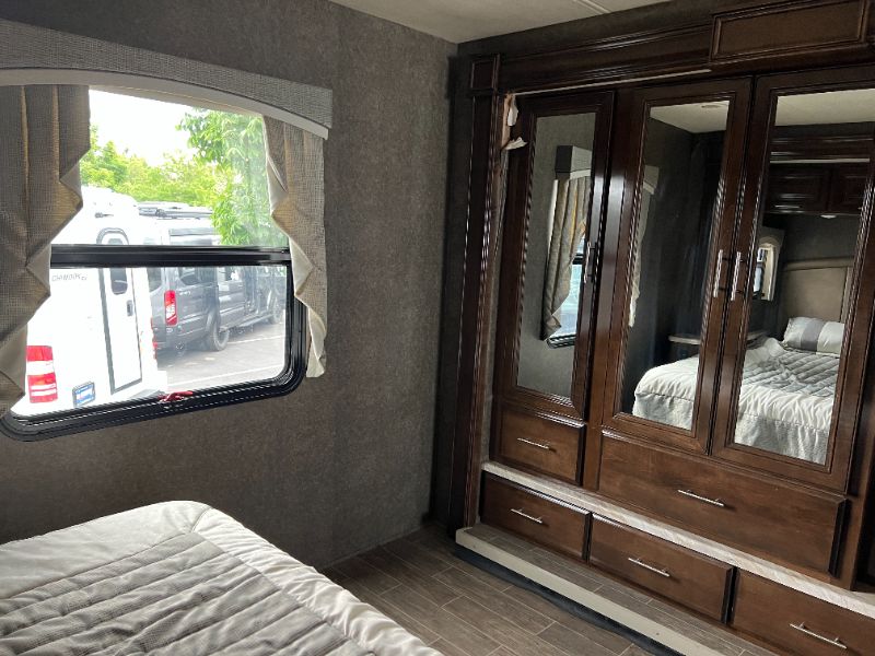 2020 Thor Motor Coach Miramar 32.2 - Image 12