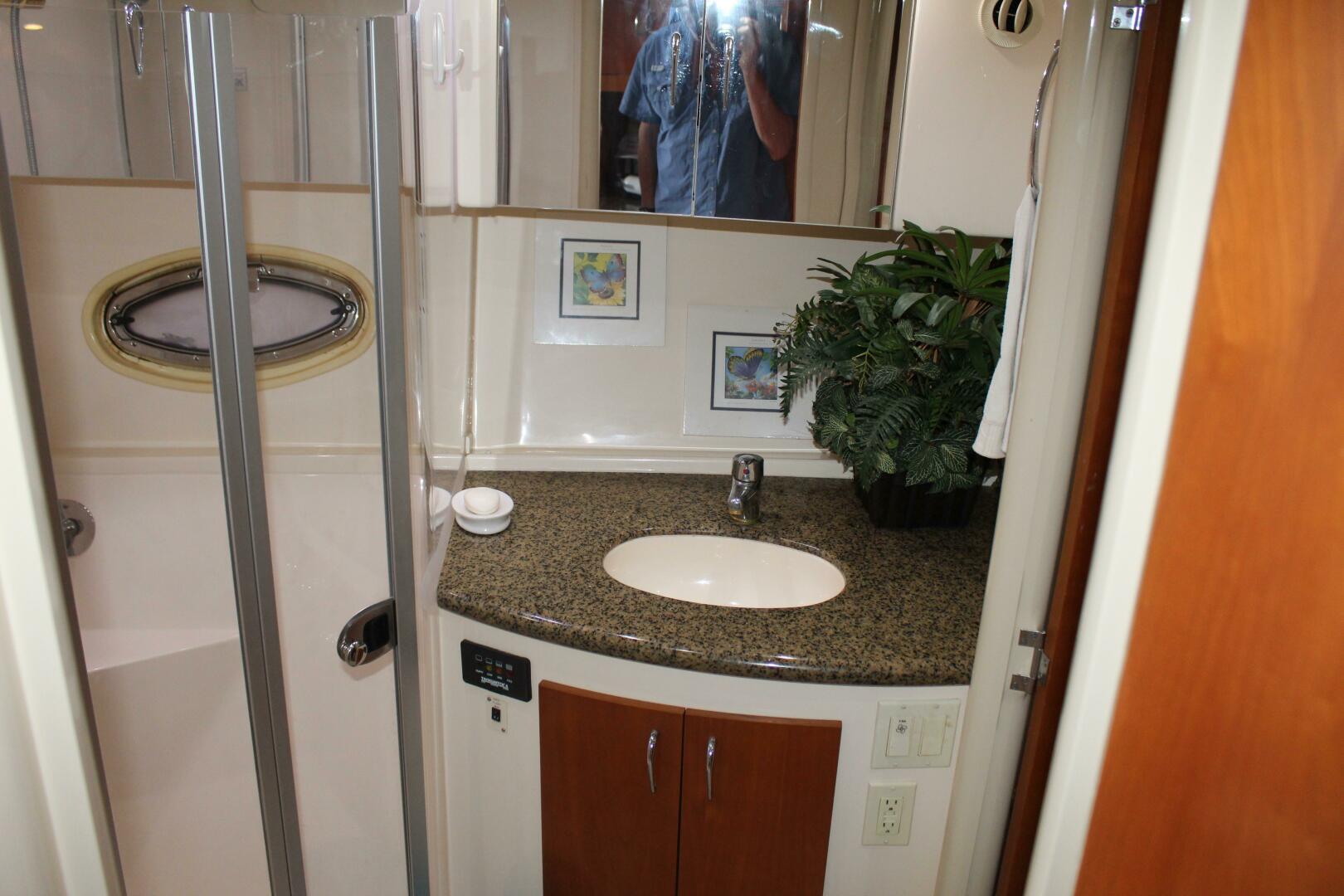 2004 Carver 360 Mariner - Image 17