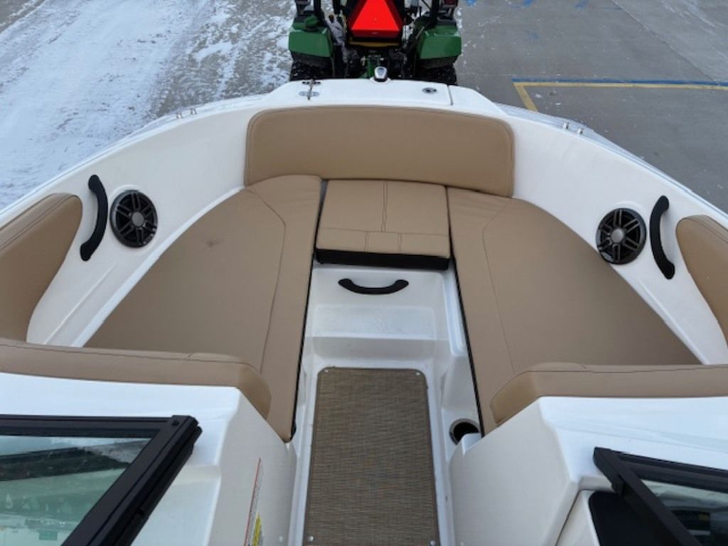 2023 Sea Ray SPX 190 Outboard - Image 16
