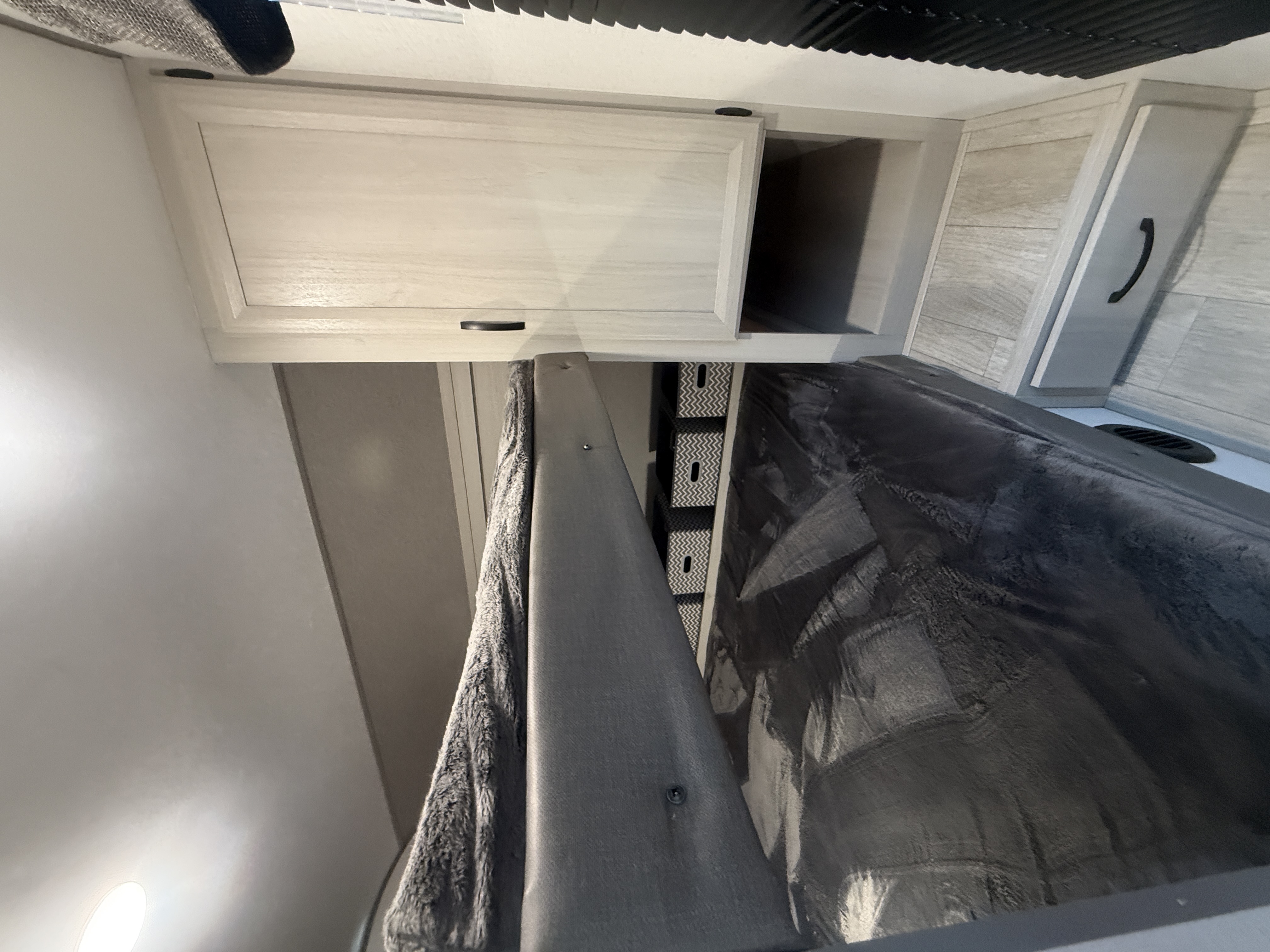 2027 Coachmen Catalina Legacy Edition 333DBDSCK - Image 17
