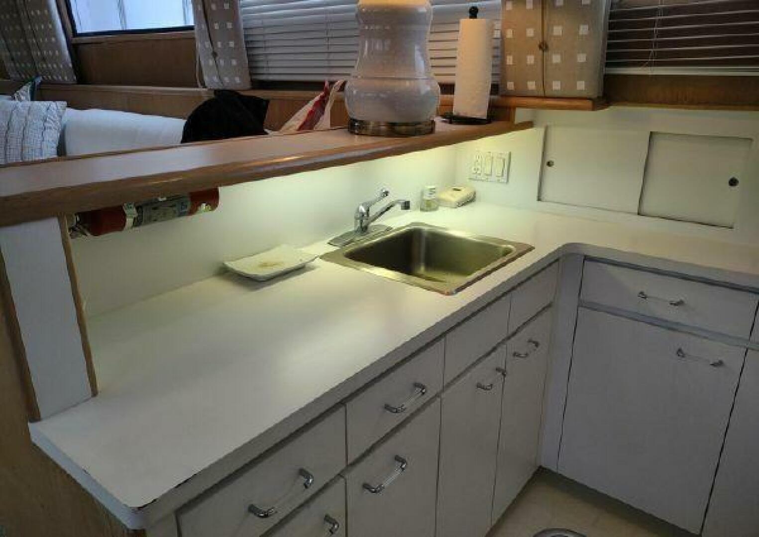 1996 Hatteras 50' Sport Deck - Image 46