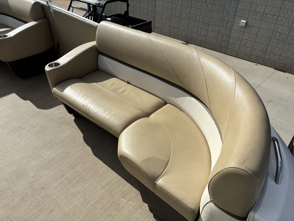 2015 Larson Escape 2200 RT - Image 11