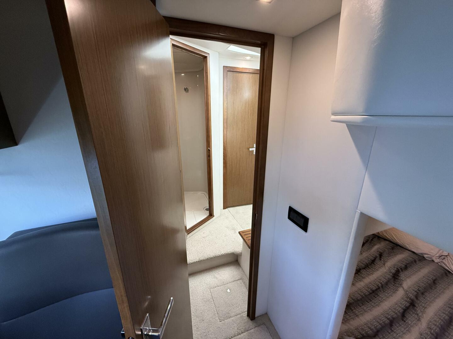 2014 Cruisers Yachts 45 Cantius - Image 32