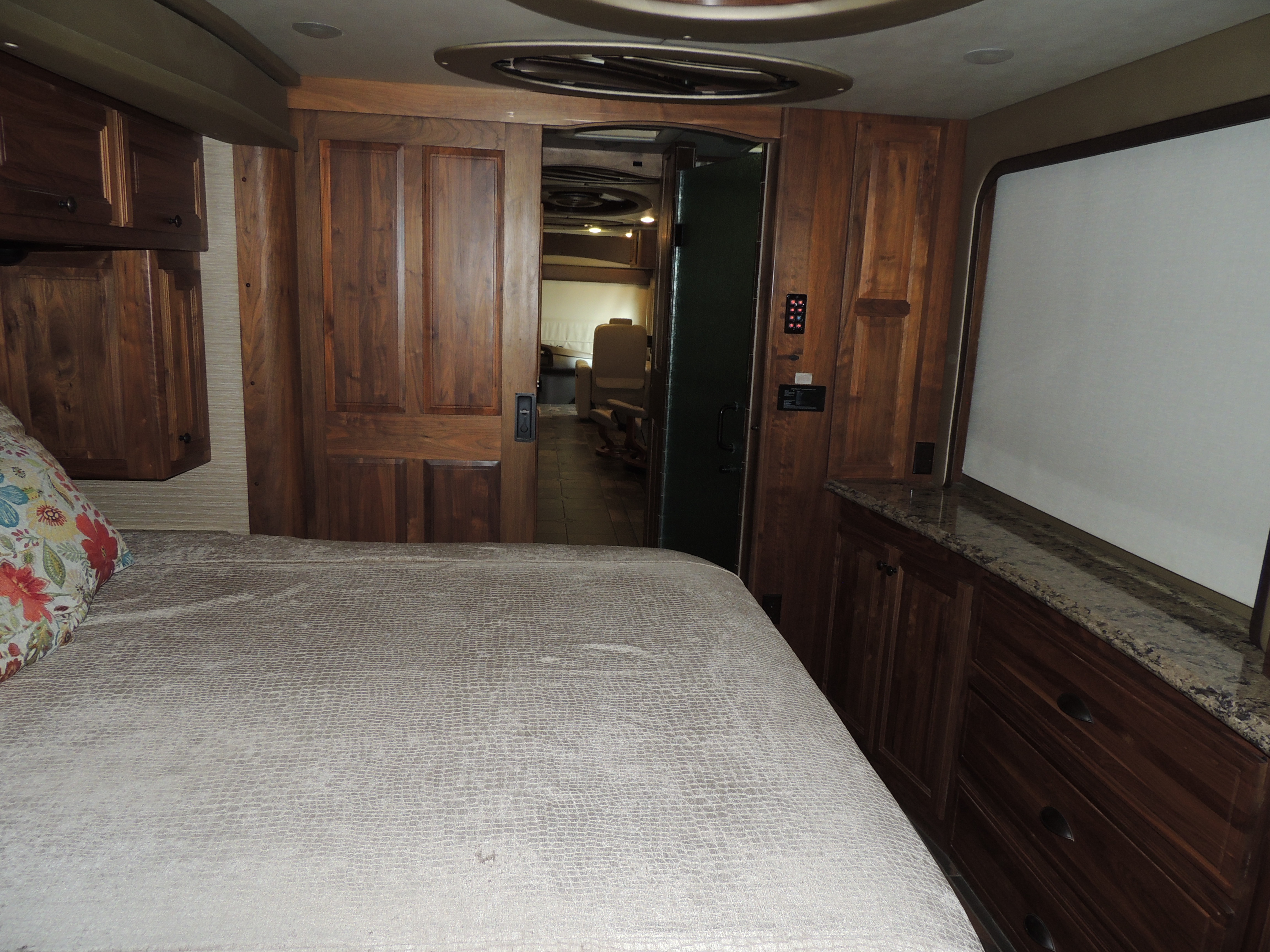 2012 Foretravel IH 45 - exterior 23