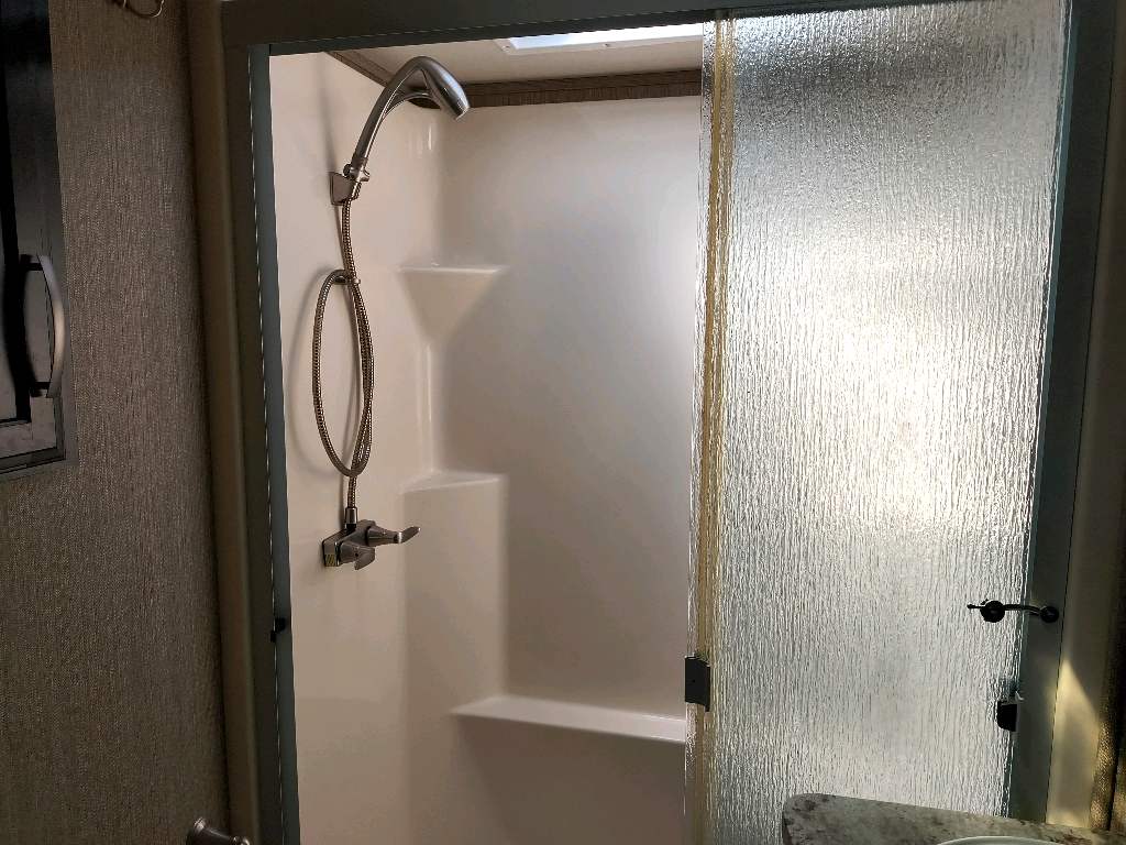 2017 GRAND DESIGN MOMENTUM 350 - Image 19