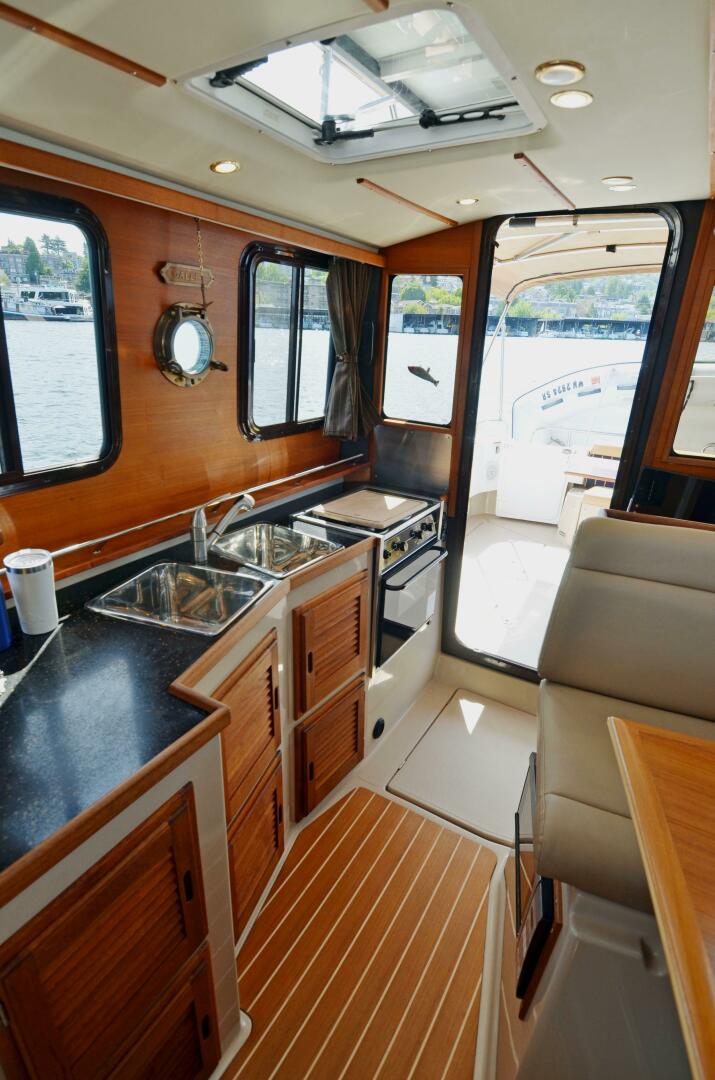 2013 Ranger Tugs R-31 CB - Image 11