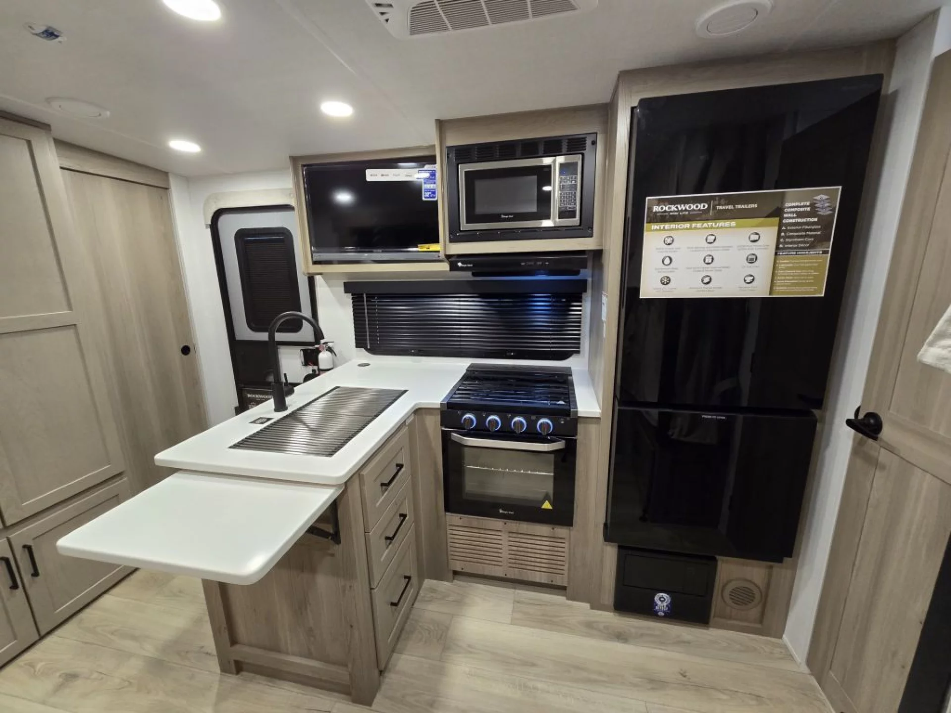 2026 FOREST RIVER ROCKWOOD MINI LITE 2520BH - Image 9