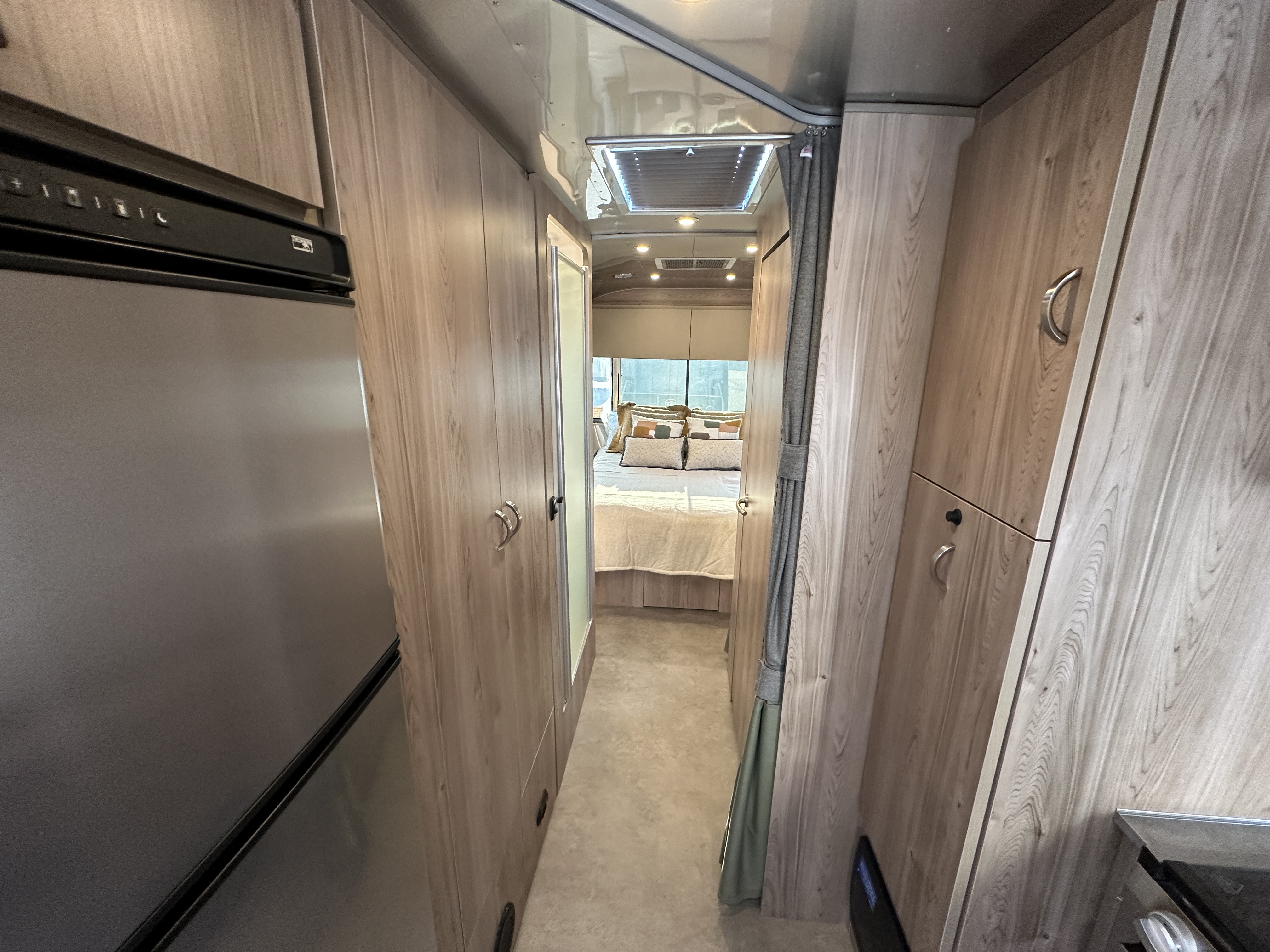 2027 Airstream Flying Cloud 27FB - Image 22