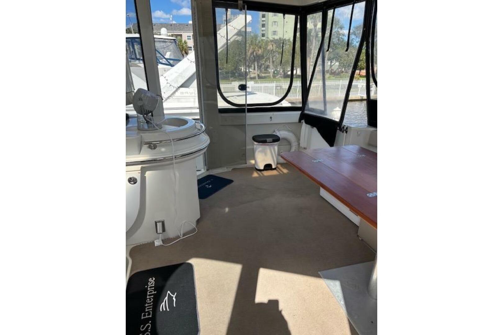 2004 Carver 466 Motor Yacht - Image 11