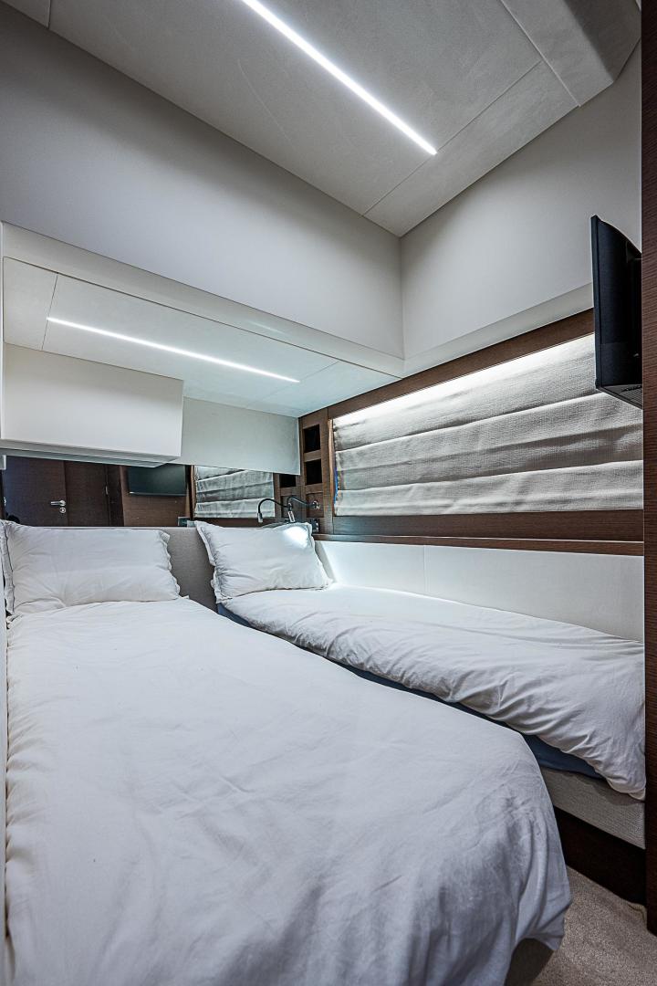 2022 Prestige 520 Fly - Image 37