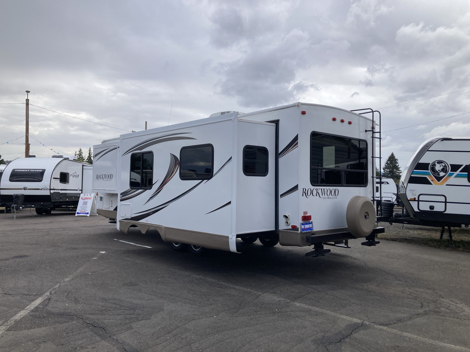 2015 Forest River Rockwood Ultra Lite 2604WS - Image 6