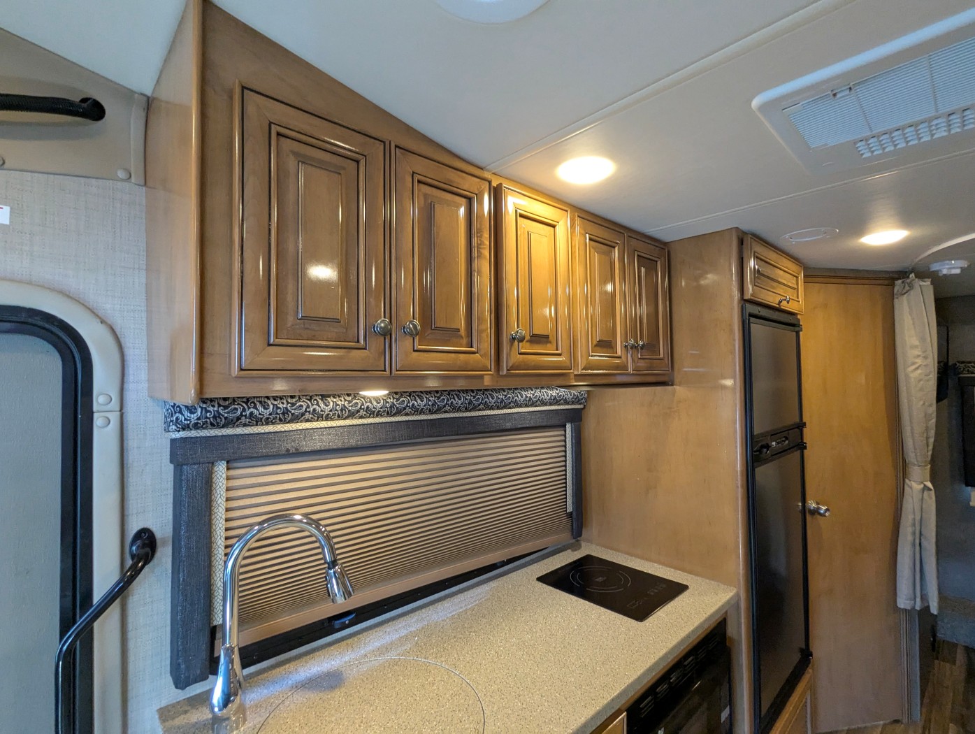 2018 Thor Motor Coach Synergy SD24 - Image 15