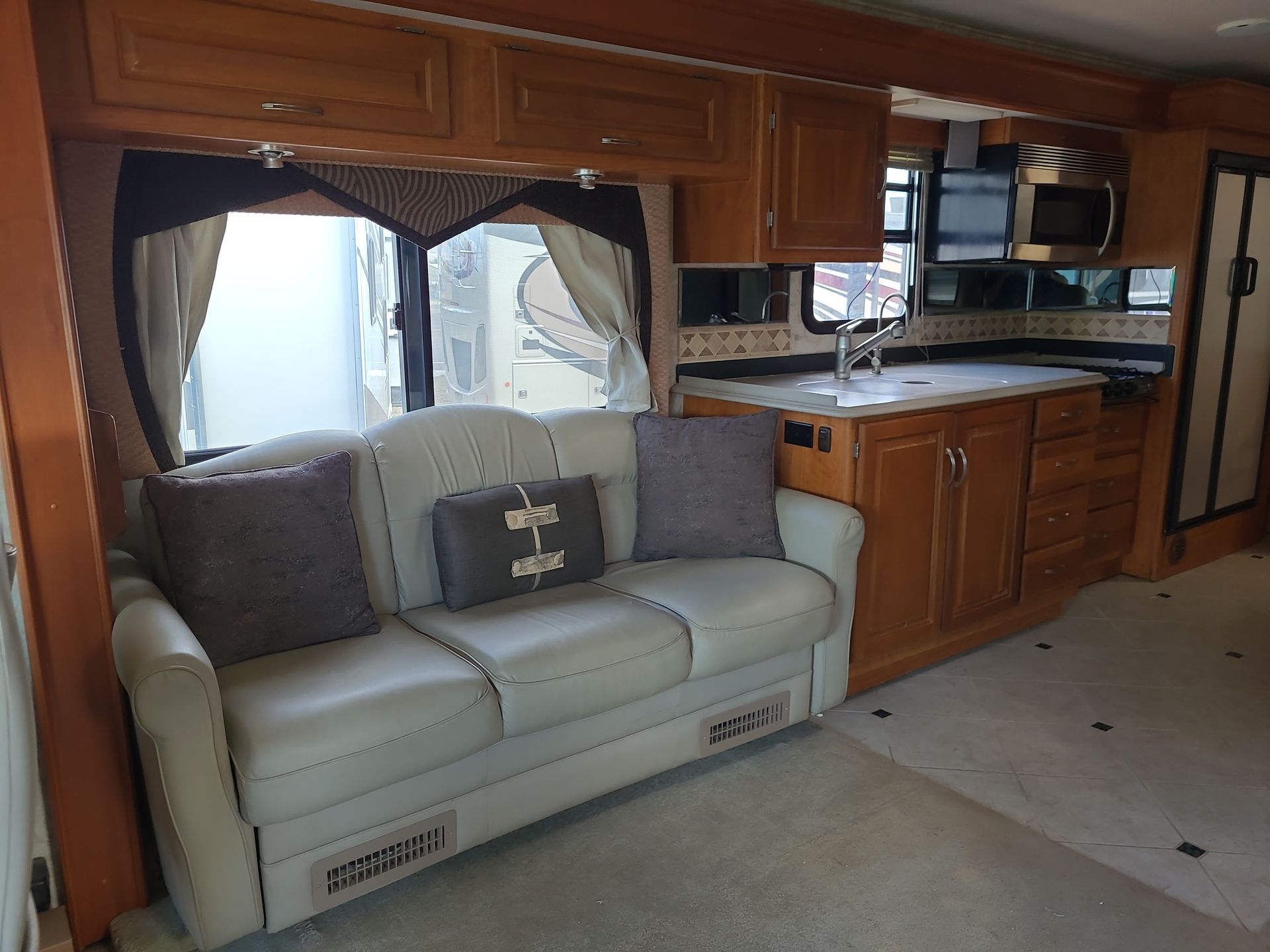 2005 National Tropical 396LX - Image 17