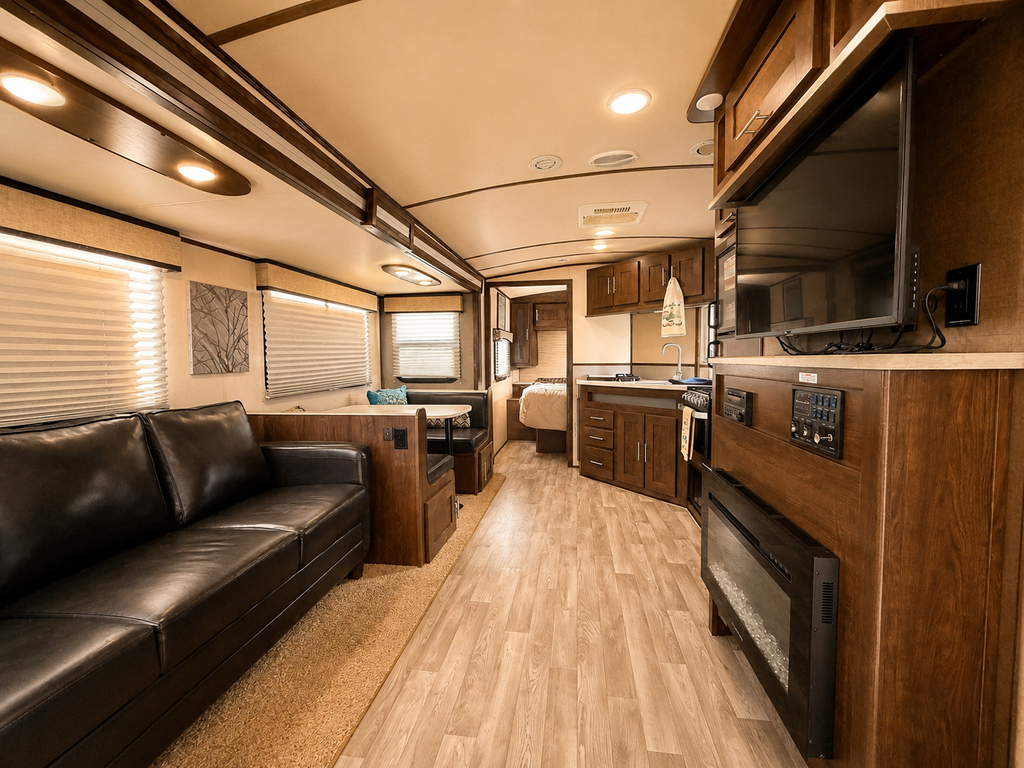 2019 Cruiser RV Radiance Ultra-Lite R-25RB - Image 8