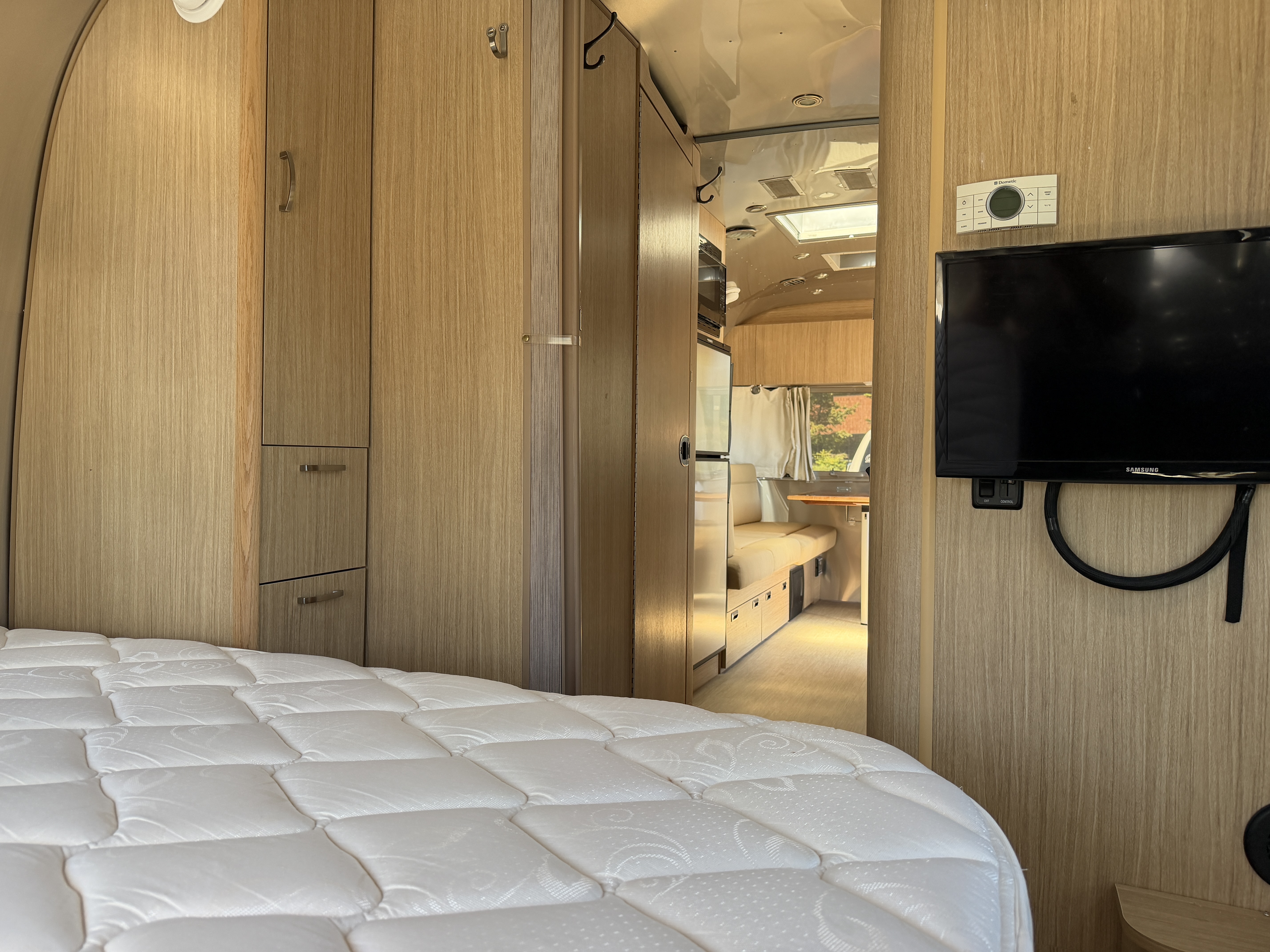 2018 Airstream Flying Cloud 25RB - Image 12