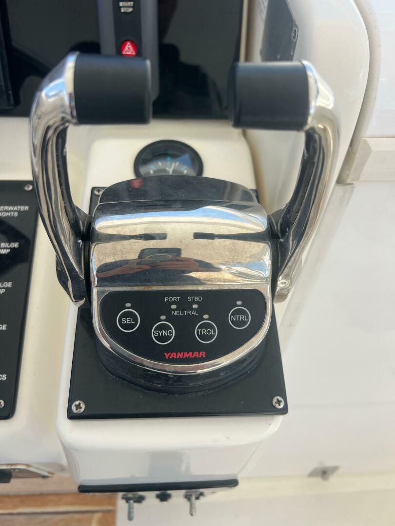 1997 Pursuit 3000 Offshore Express - Image 9