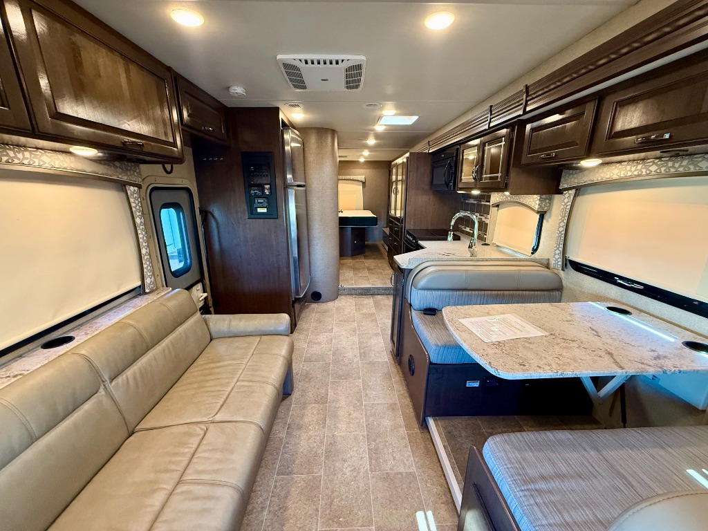 2017 Chateau 31W - Image 17