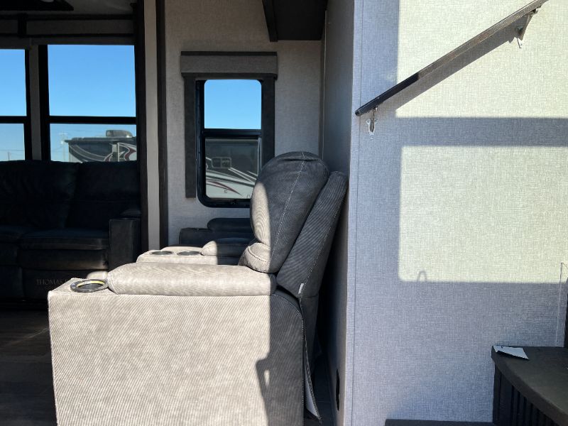 2019 Keystone Raptor 423 - Image 3