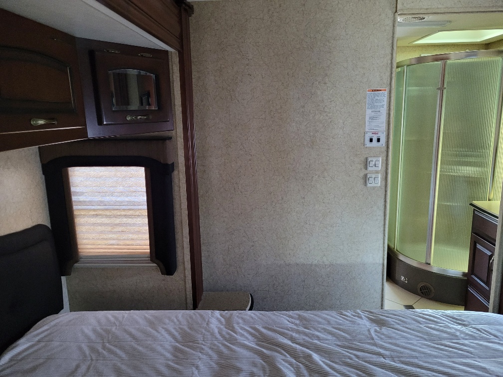 2011 Newmar Dutchstar 4020 - Image 18