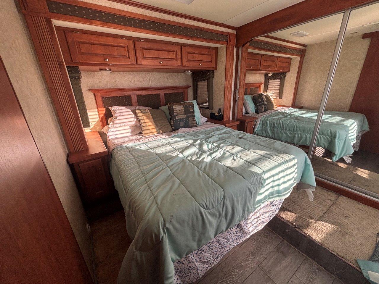 2007 Monaco RV Knight 38PDQ - Image 14