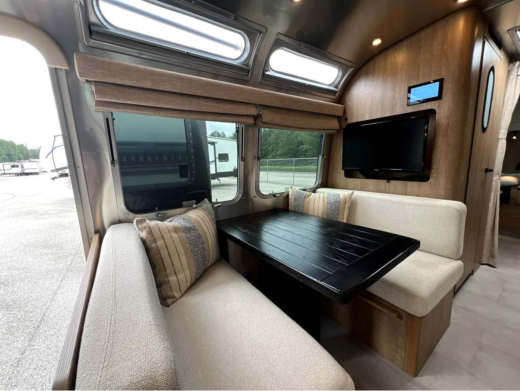 2024 AIRSTREAM POTTERY BARN 28RBT - Image 8