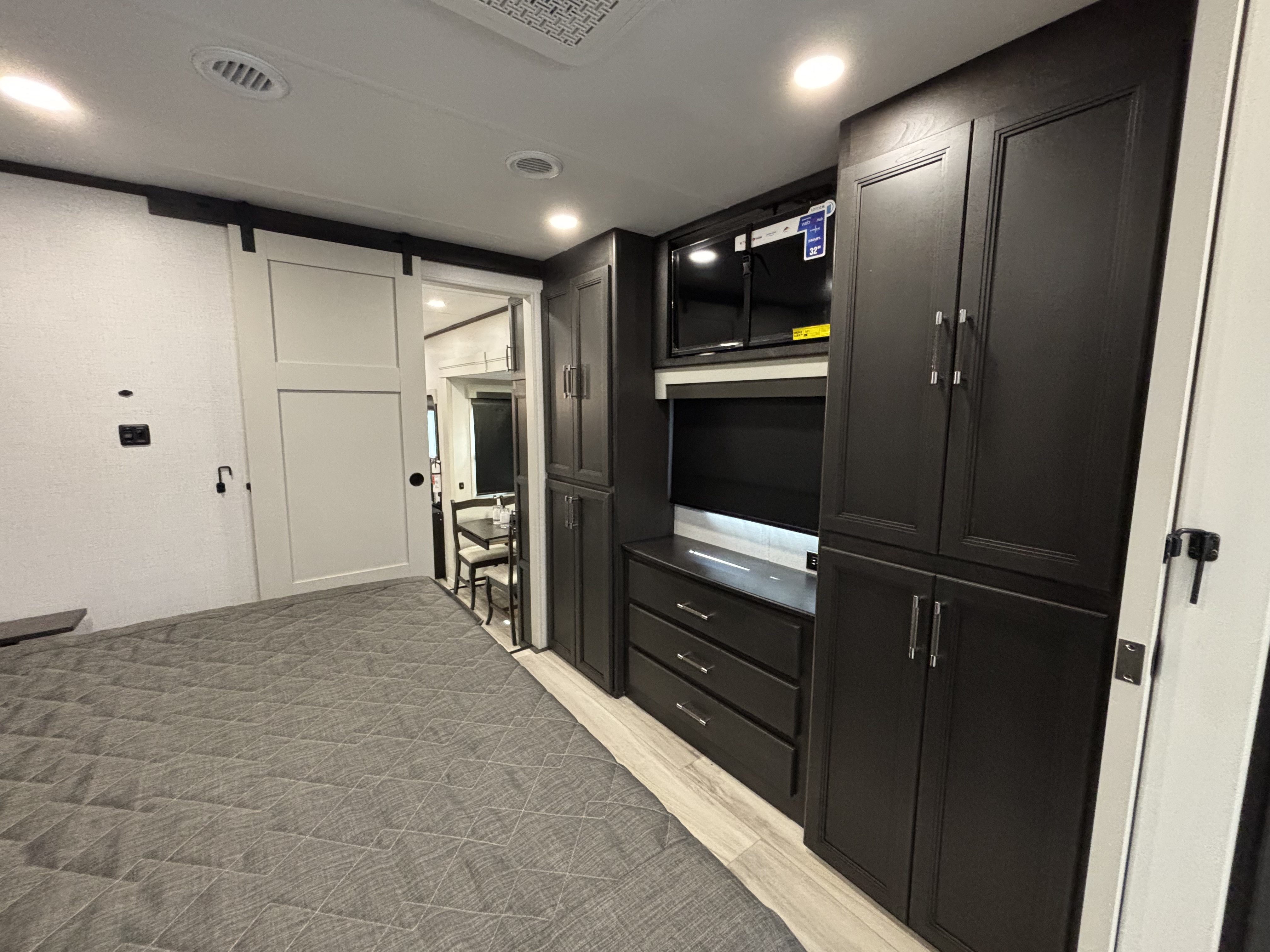 2025 Keystone Alpine 3700FL - Image 19