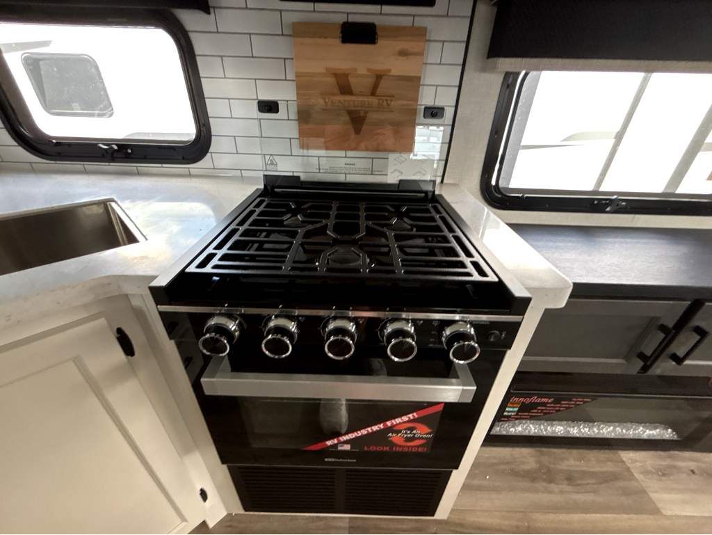 2026 VENTURE RV SPORTTREK 302VRD - Image 16