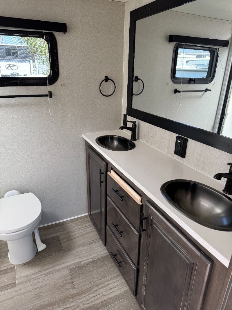 2020 Forest River Cardinal Luxury 345RLX - Image 16