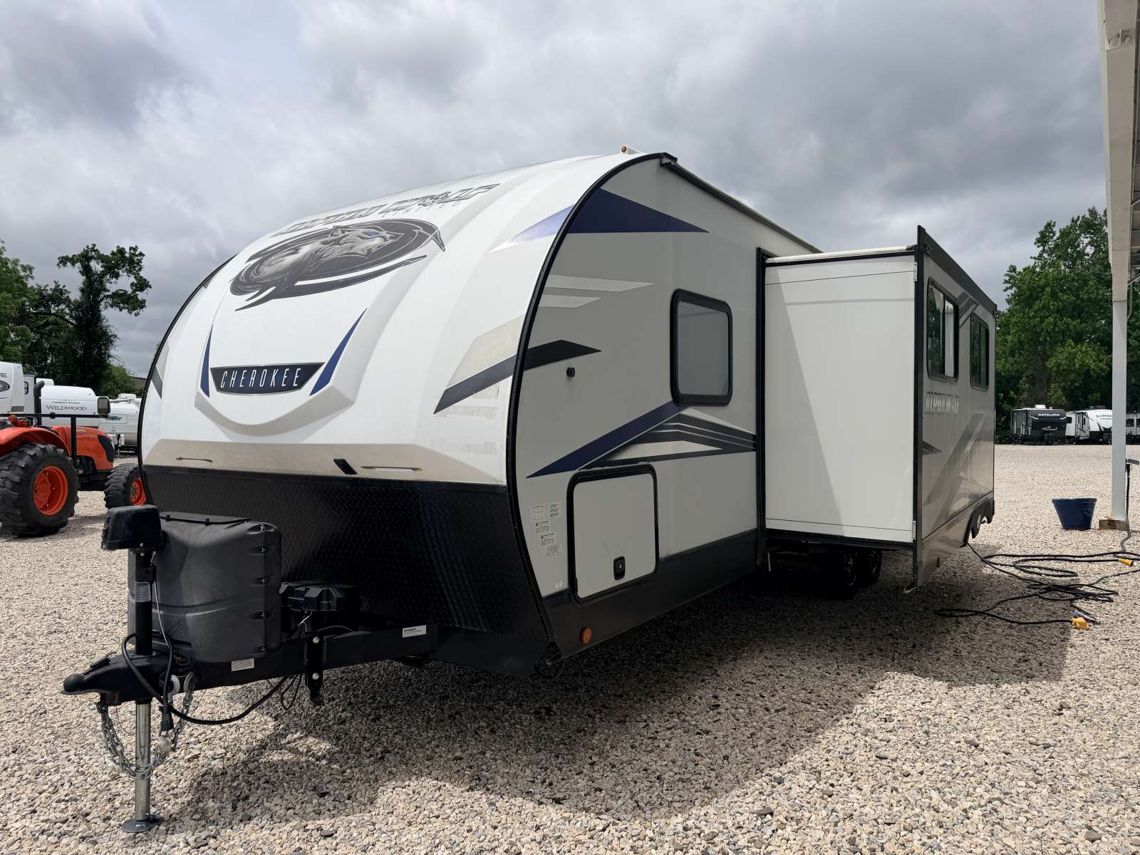 2022 Forest River Cherokee Alpha Wolf 26DBH-L - Image 3