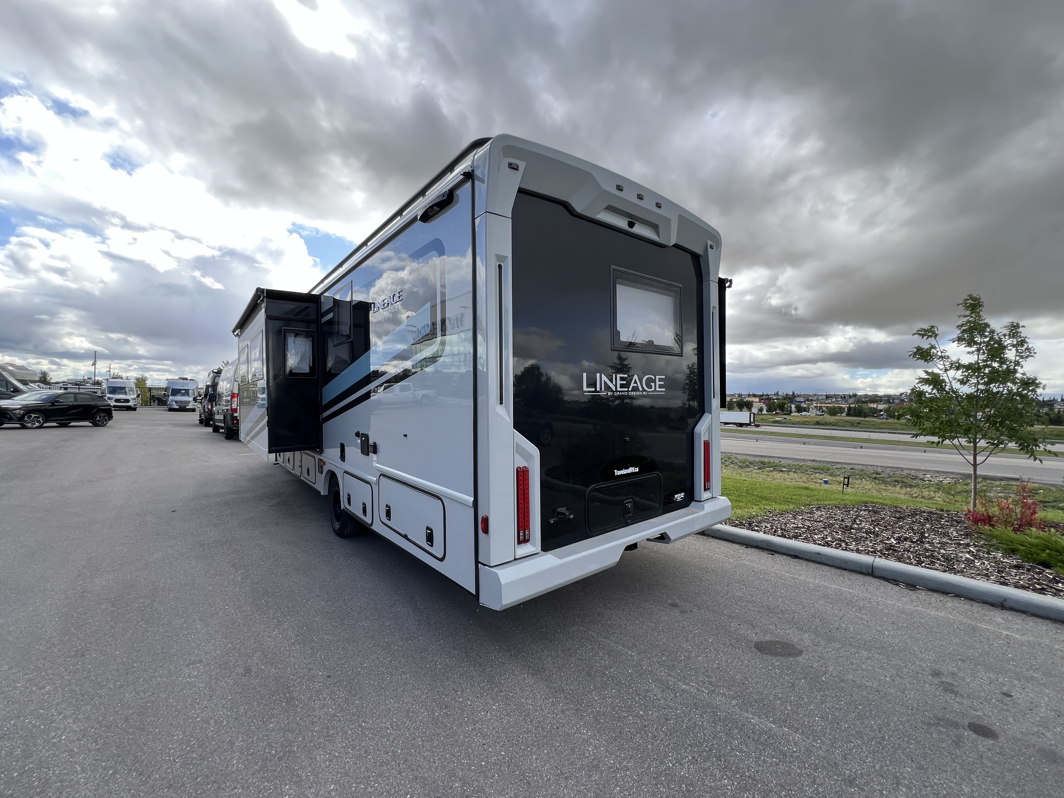 2027 Grand Design LINEAGE SERIES E 30DC - Image 8