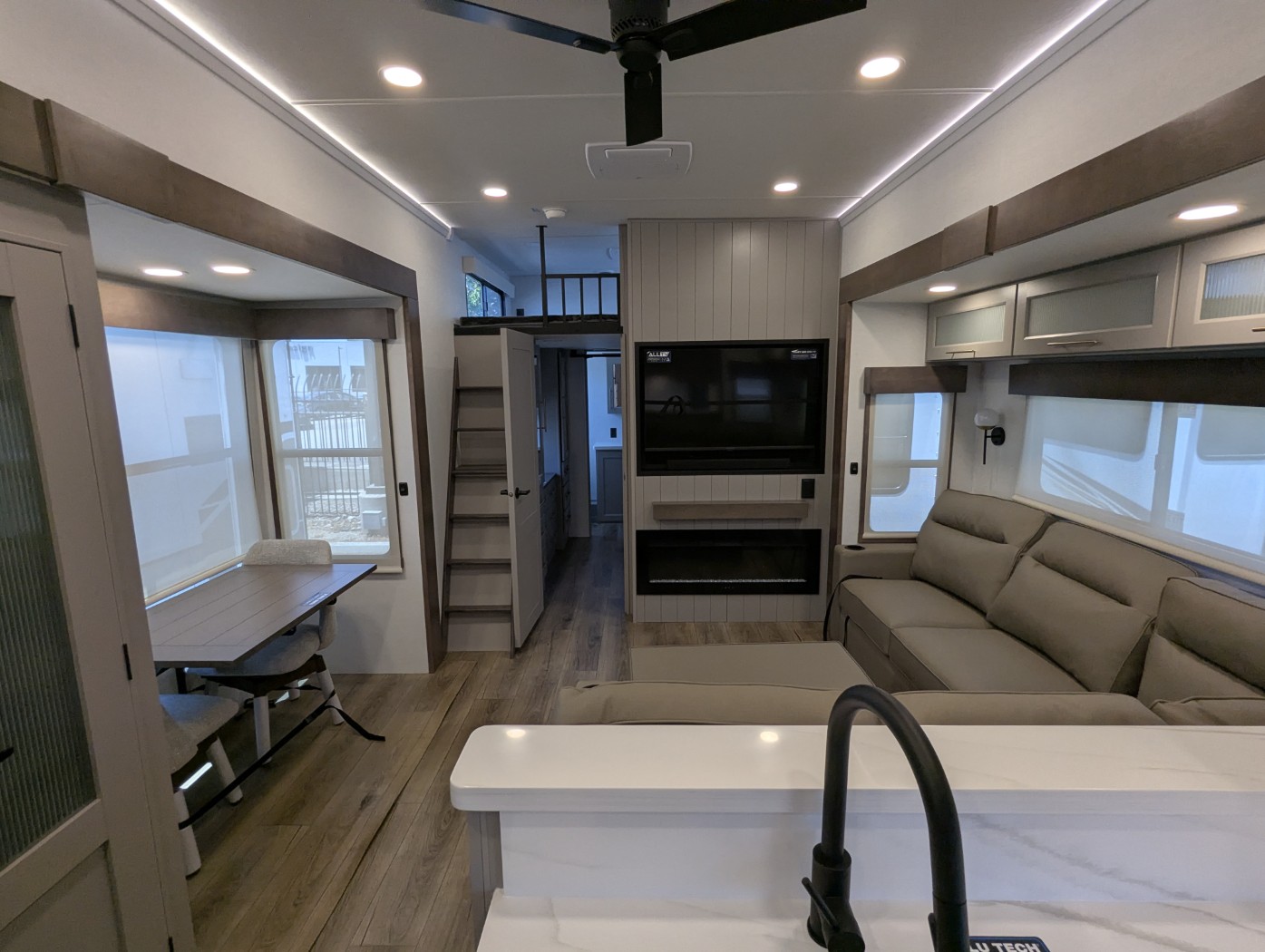 2026 Alliance RV Paradigm 395DS - Image 16