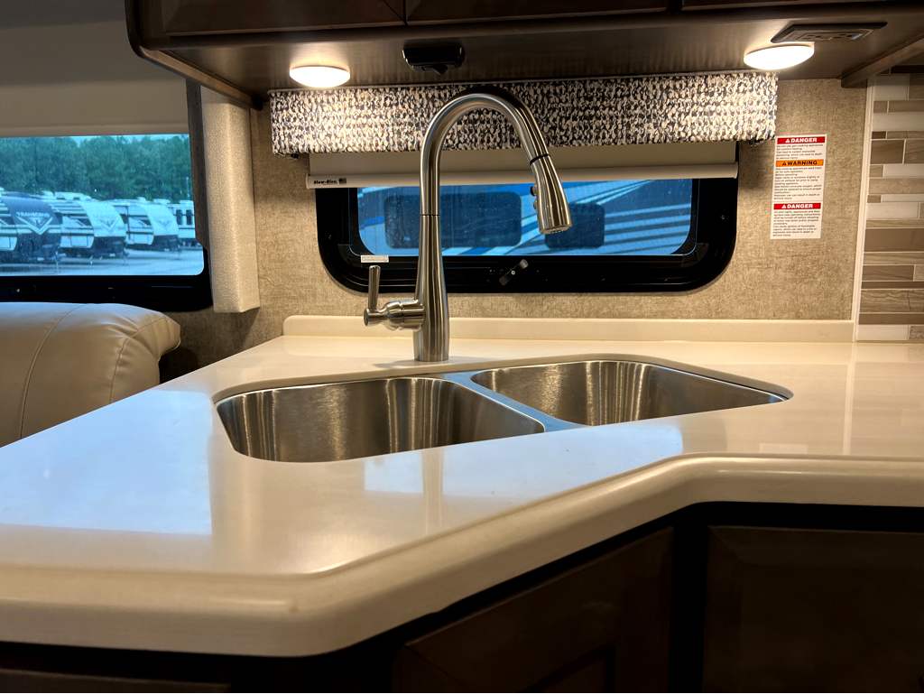 2022 THOR MOTOR COACH MIRAMAR 35.2 - Image 13
