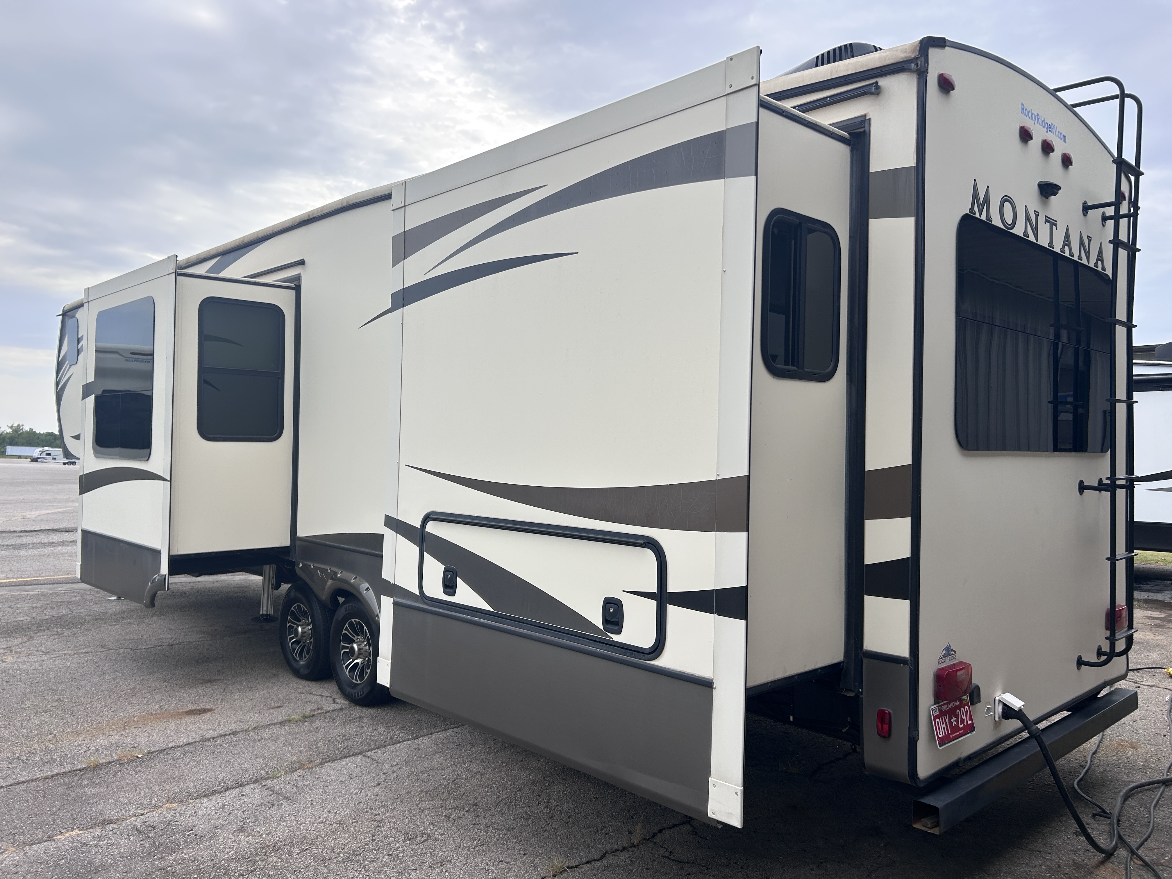 2017 Keystone Montana 3820FK - Image 5