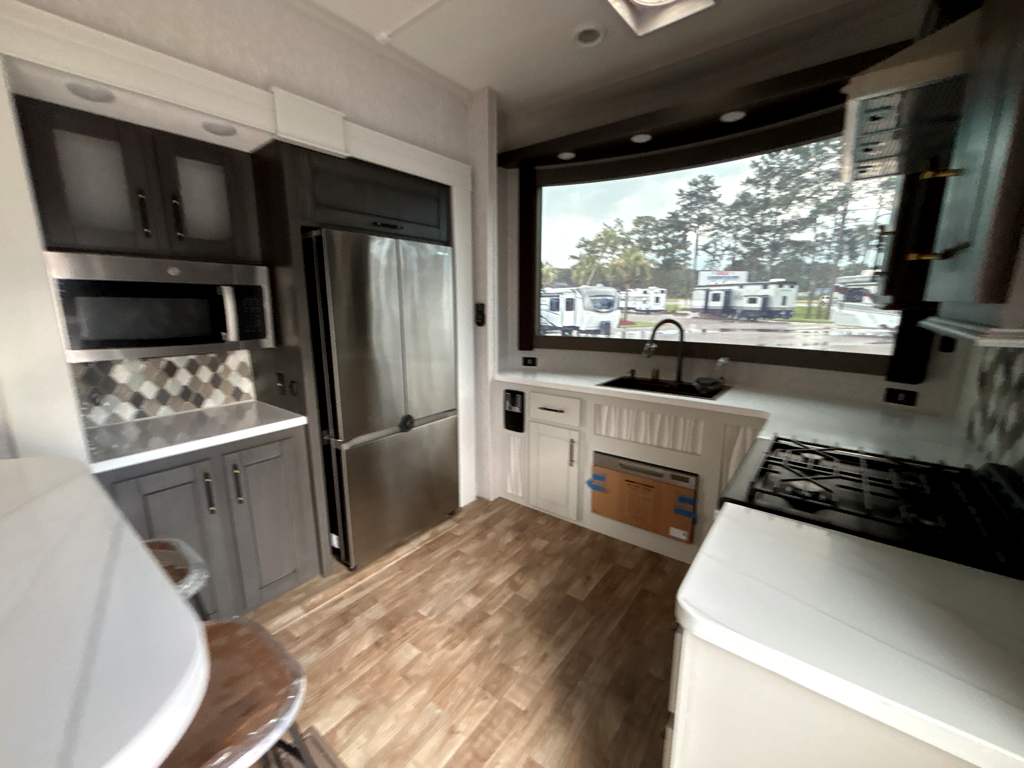 2025 CROSSROADS REDWOOD REGENCY 3881FKL - Image 21