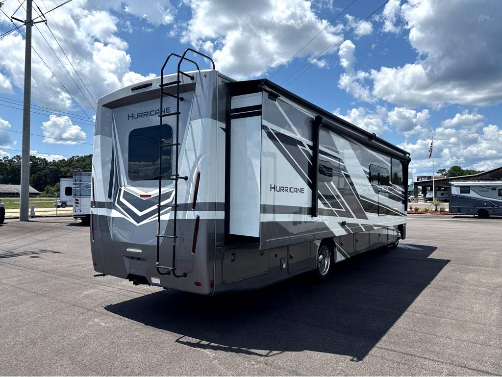 2027 THOR MOTOR COACH HURRICANE 35A - Image 4