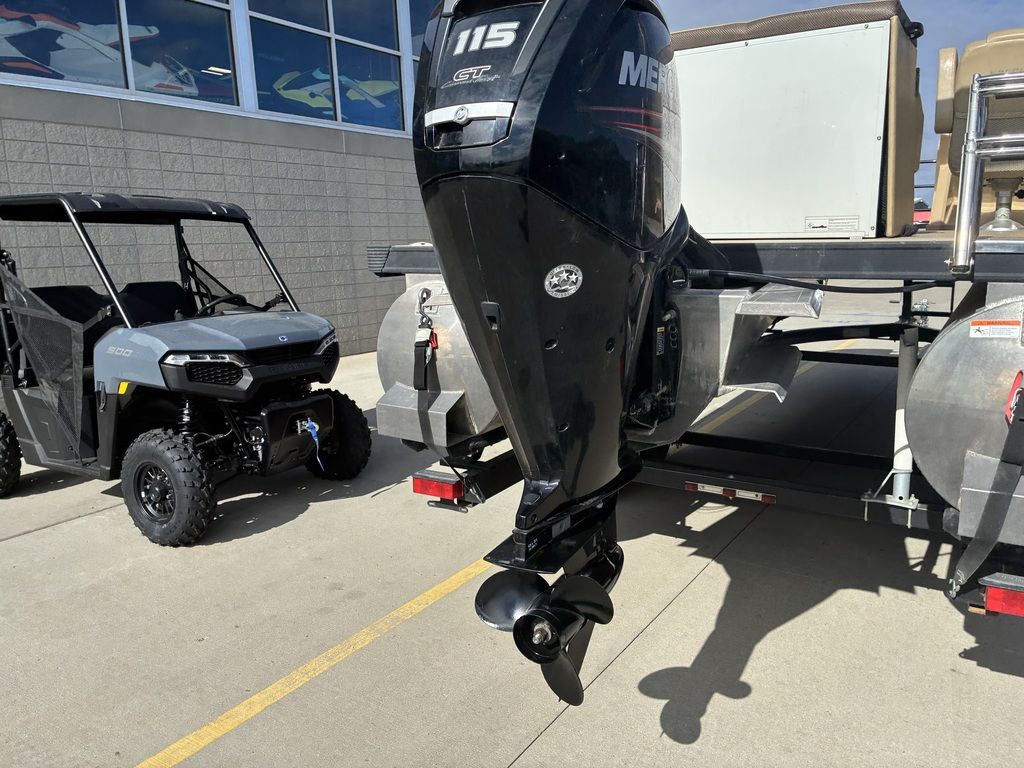 2015 Larson Escape 2200 RT - Image 10