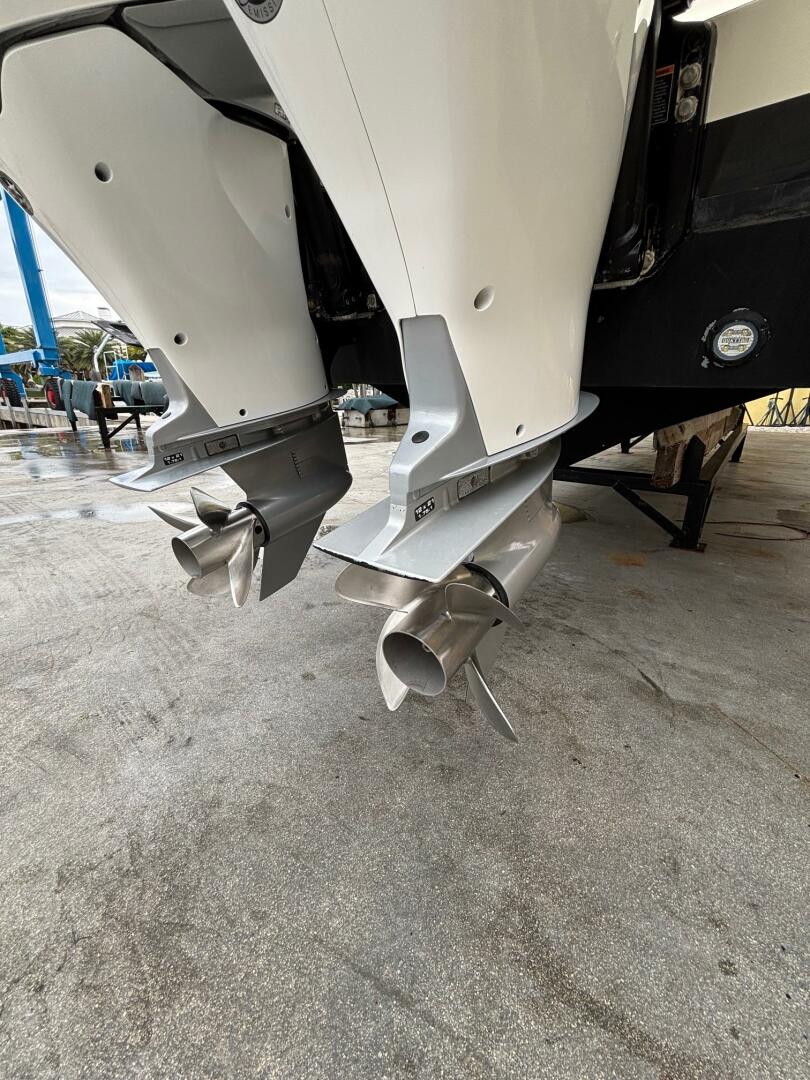 2013 Statement 35 Center Console - Image 30