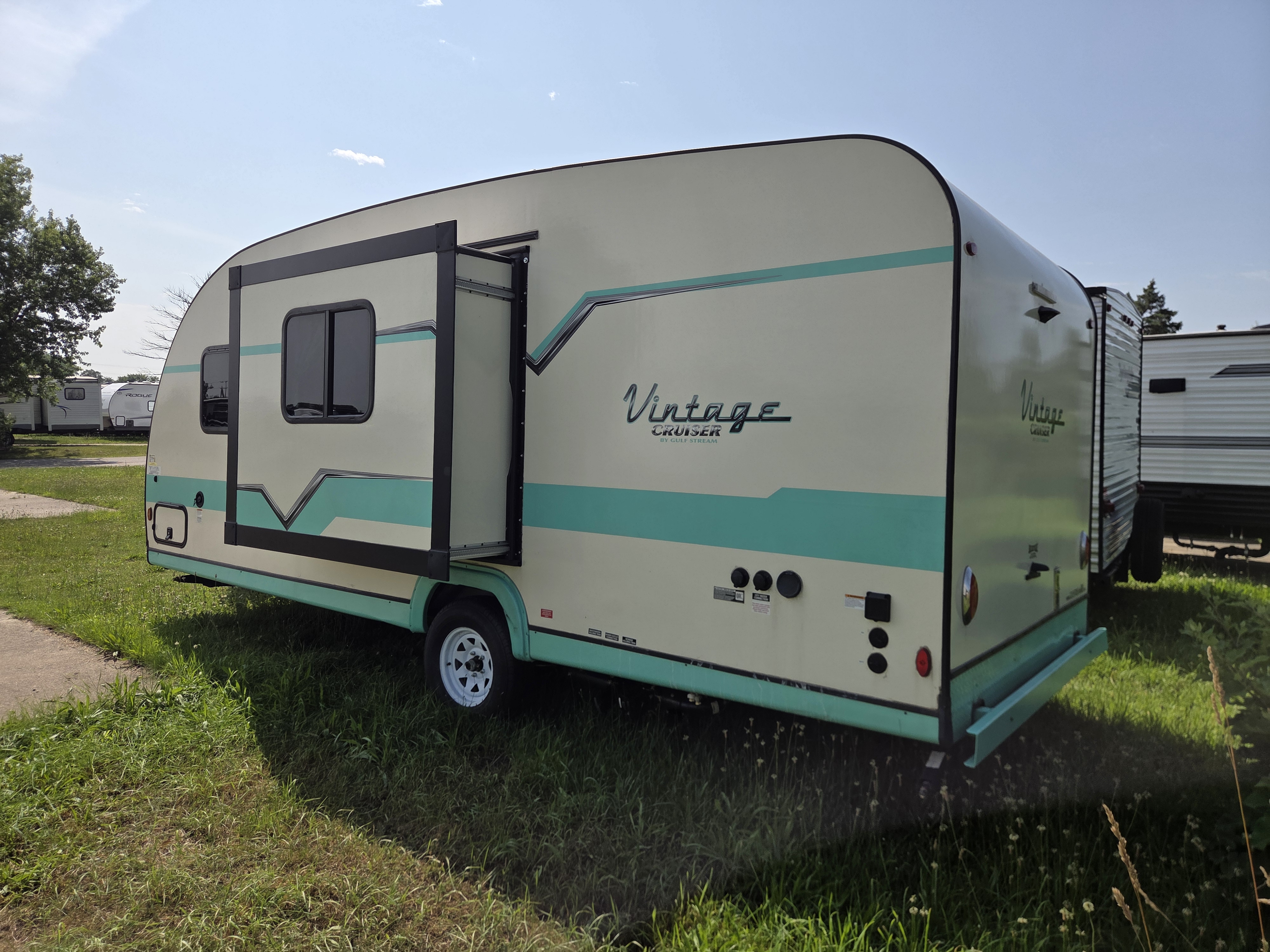 2024 Gulf Stream Vintage Cruiser 19CSK - Image 3