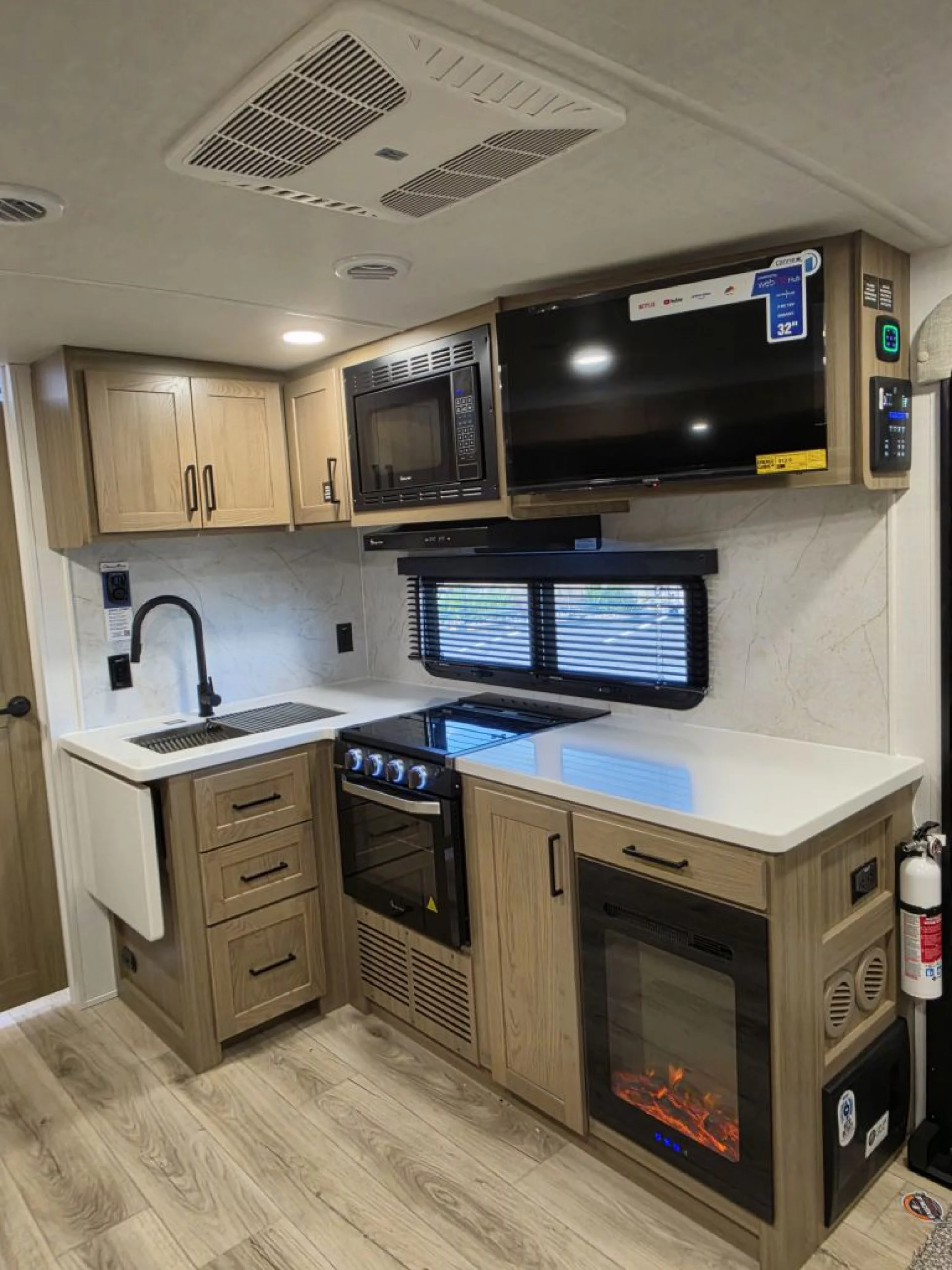 2027 FOREST RIVER ROCKWOOD ULTRA LITE 2618RD - Image 12