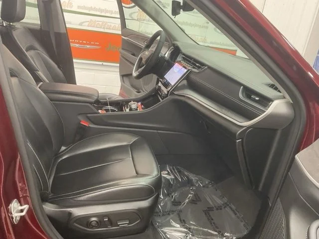 2023 Jeep Grand-Cherokee-L Laredo Altitude 4x4 - Image 27