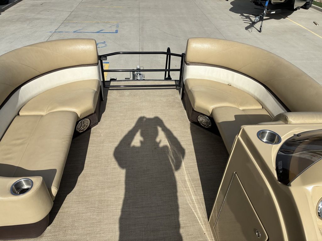 2015 Larson Escape 2200 RT - Image 13