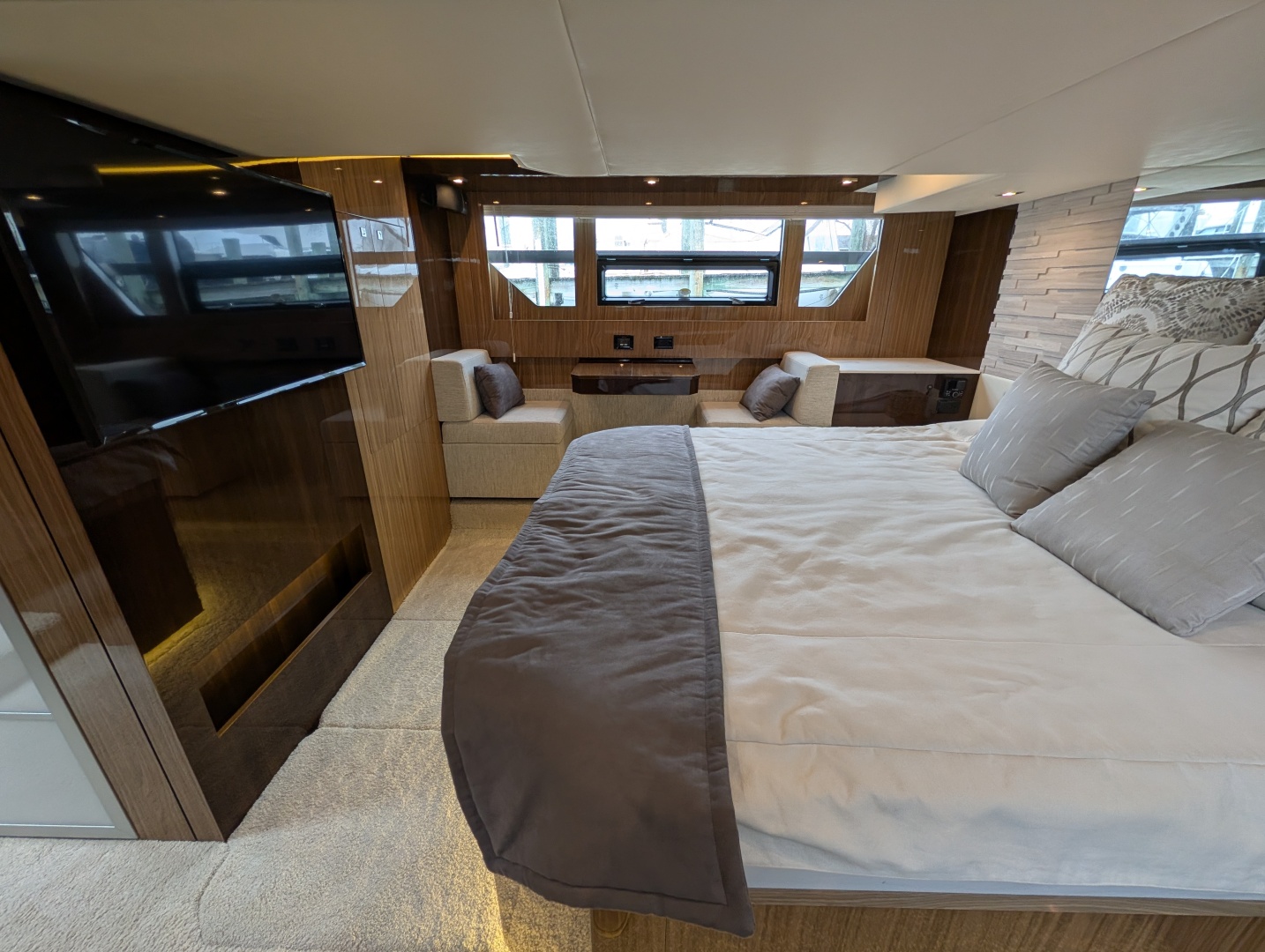 2022 Cruisers Yachts 54 Cantius - Image 31