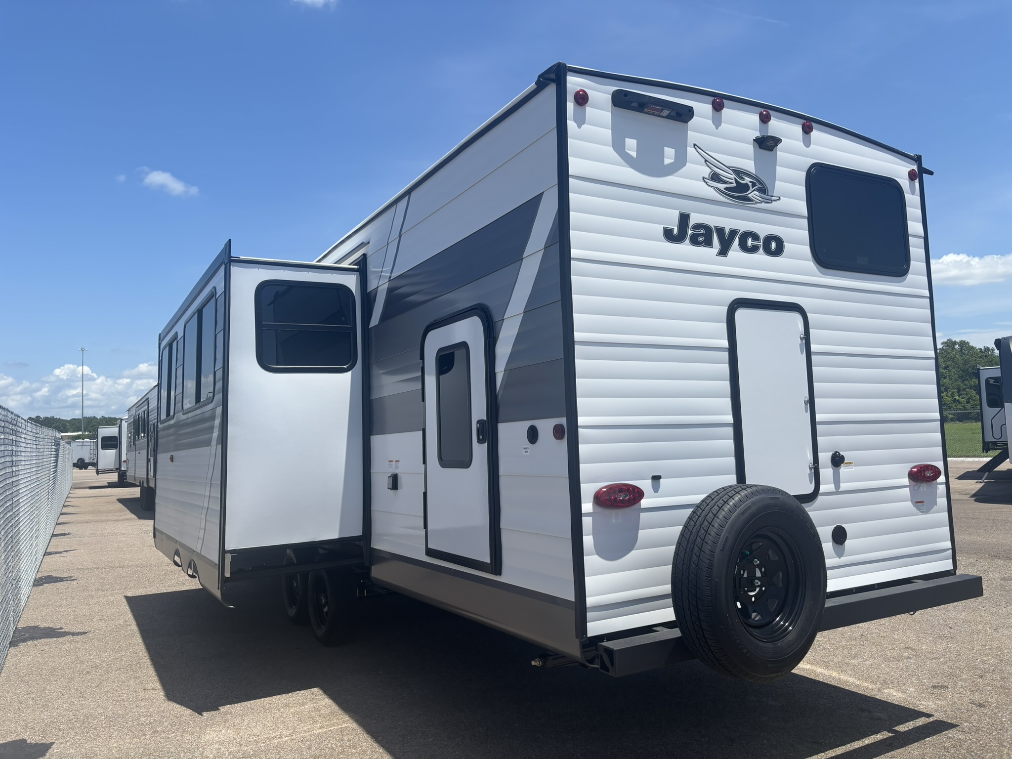 2027 JAYCO JAY FLIGHT 295TBS - Image 3