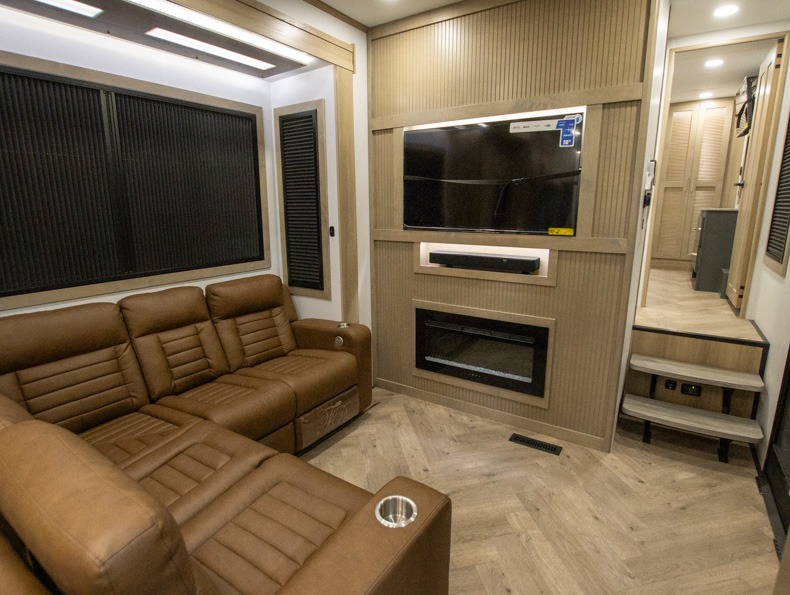 2026 Keystone Raptor 444 - Image 7