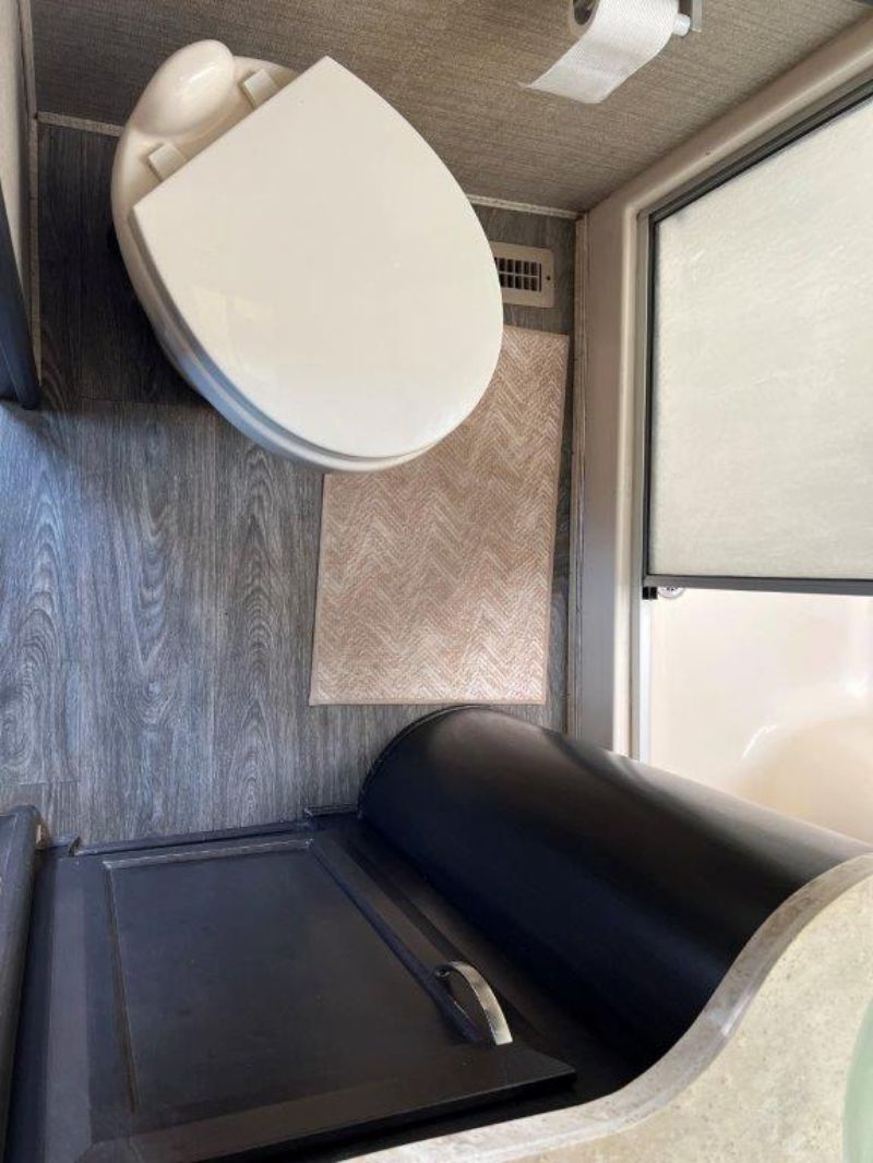 2016 Dutchmen Voltage 4150 - Image 16