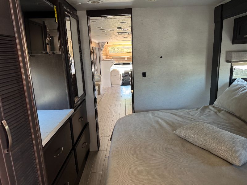 2025 Entegra Coach Accolade XL 37K - Image 24