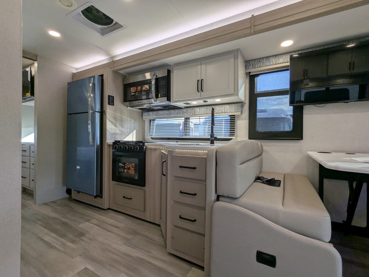 2027 Thor Motor Coach Omni Explorer X32 - Image 24