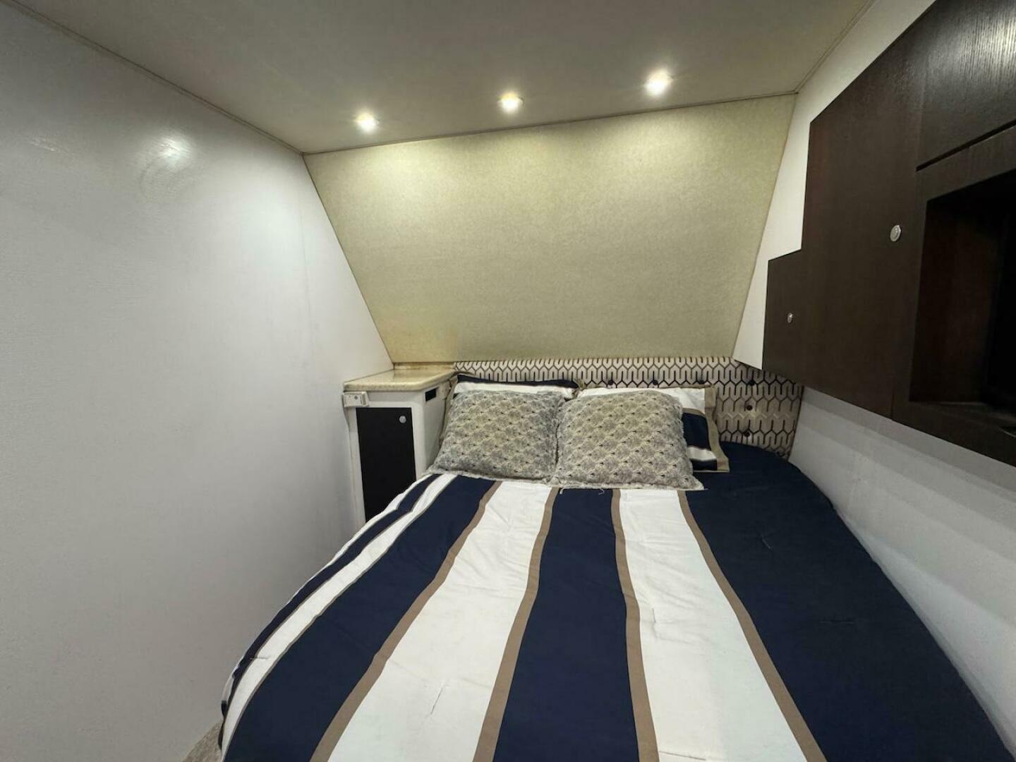 2000 Ocean Yachts 48 Convertible - Image 30