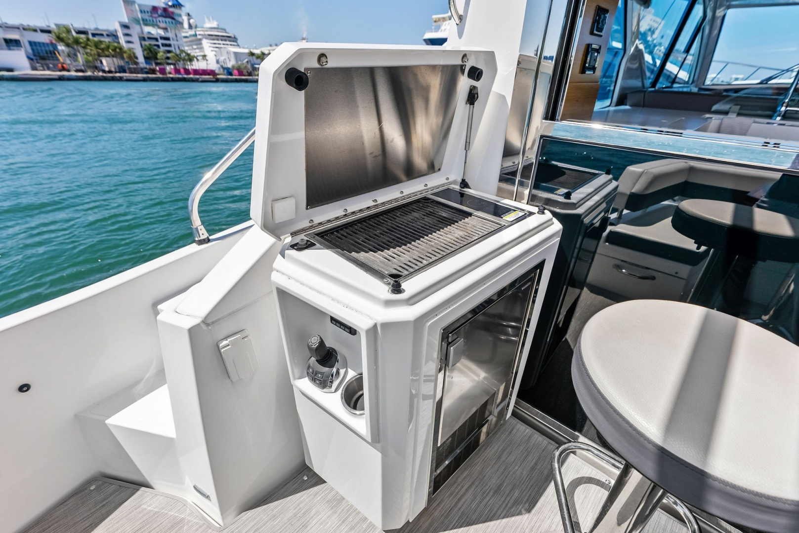 2019 Cruisers Yachts 54 Cantius - Image 25